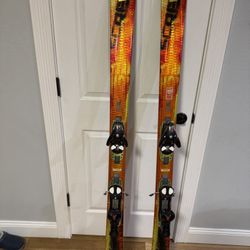 Salomon Scream 10P Xtra Hot Spaceframe 5ft And 8” Skis With adjustable Bindings