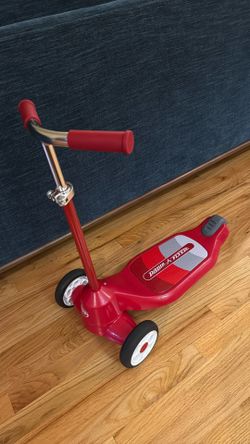 Radio Flyer Scooter (red)