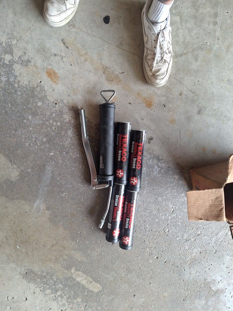 Greece Gun with 9 tubes of grease.