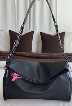 C black shoulder bag