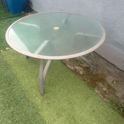 Round Glass Patio Table (Outdoor)