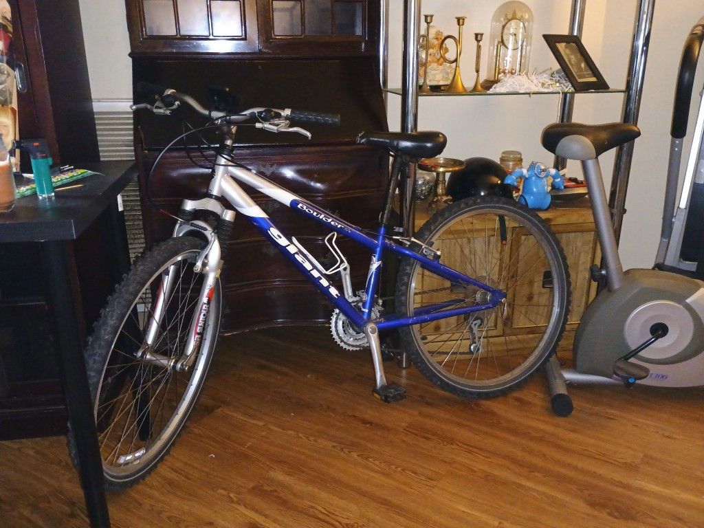 Mountain Bike Boulder Giant As Gears Good Condition Good Chain Good Tires