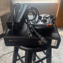 Xbox 360 Model 2 4GB With Controller 