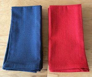 12 cloth dinner napkins, 6 red and 6 navy.