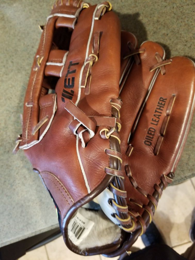 13.25" Zett softball baseball glove broken in