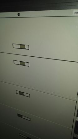 Steelcase 5 Drawer Lateral cabinet with keys