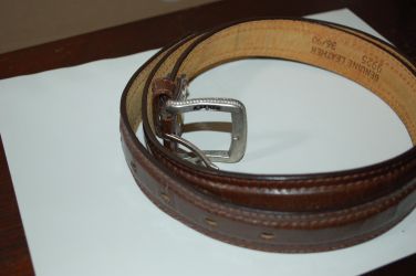 LIGHTLY USED LEATHER BELT SIZE 36, HAS A BUMPY DESIGN DOWN THE MIDDLE.