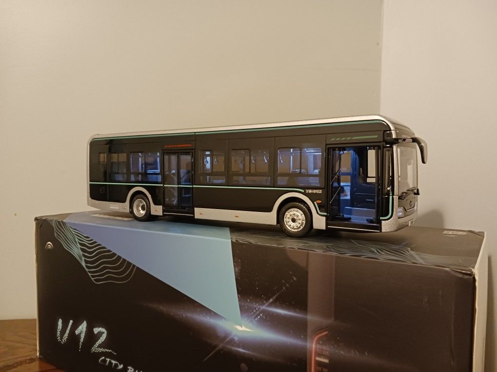 Yutong Diecast Bus With Lights. 1/42 scale