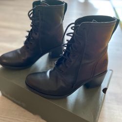Timberland Brynlee Park  Mid Lace Up Black Full Grain   Size 7 women M/M  Original box and boots   only wear ones.