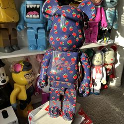 Muveil Strawberry Bearbrick 1000%