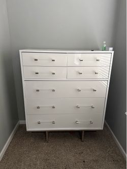 White dresser/nightstand