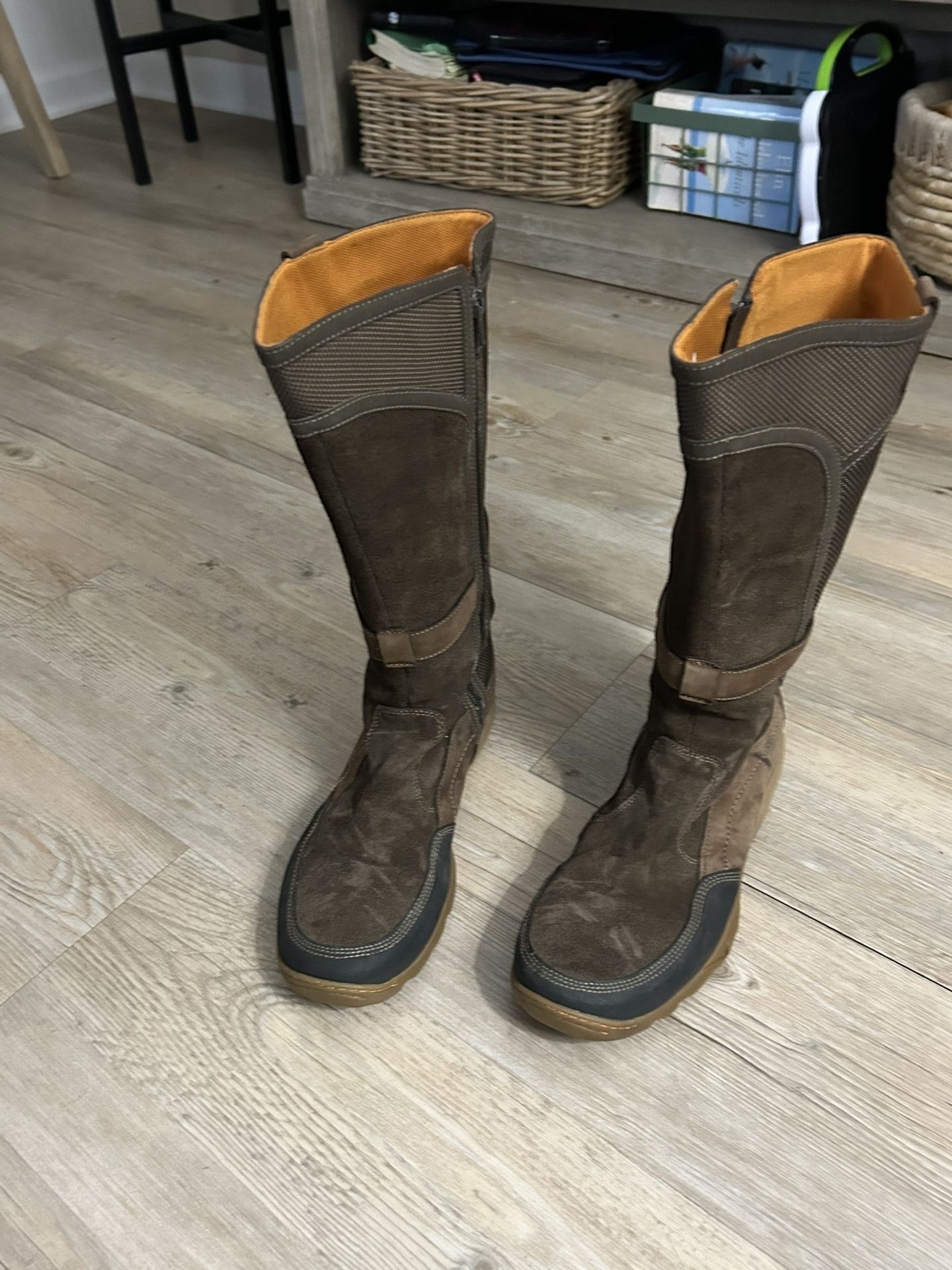 Woman's Merrell Snow Boots size 11