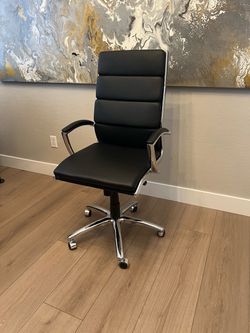 Like NEW- Black Leather High-Back Executive Office Chair Computer Chair