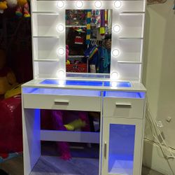 Vanity Desk With Mirror And Light And Drawers