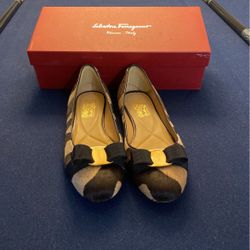 Ferragamo 9 R  like new 