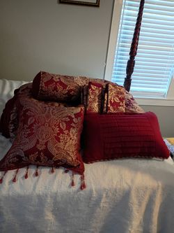 Real nice bedspread with pillow shams bed skirt attached actually three pillars to go with it