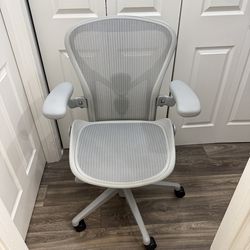 Herman Miller Aeron ( SIZE B ) REMASTER with  Posture Support  !!