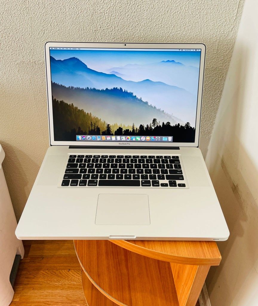 Apple MacBook Pro 17” 2.6Ghz i7 8GB RAM 1.02TB SSD Fully Functional!!!!