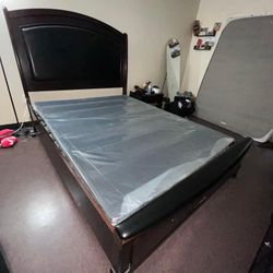 Queen bed Features 2 Storage Drawers! Good condition