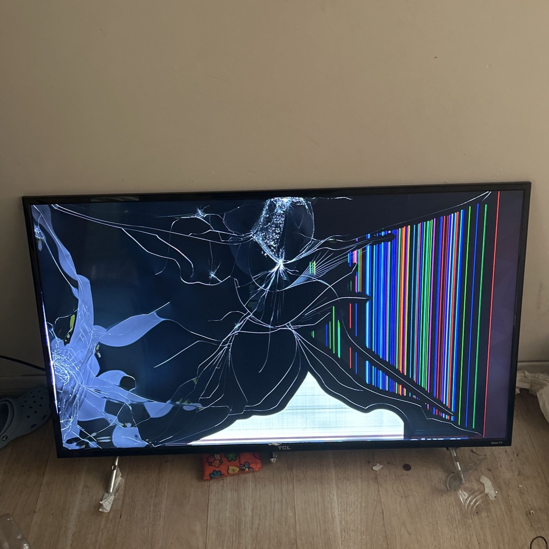 50 Inch Roku Smart TV. Screen Cracked