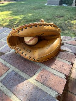 Rawlings “Mark of a pro” lefty catchers mitt