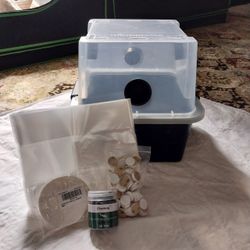 Mushroom Grow Kit Monotub Includes: • Small Microppose Monotub • 13mm self healing injection ports (95 count) • Monotub Adhesive Filter Disks (100 cou