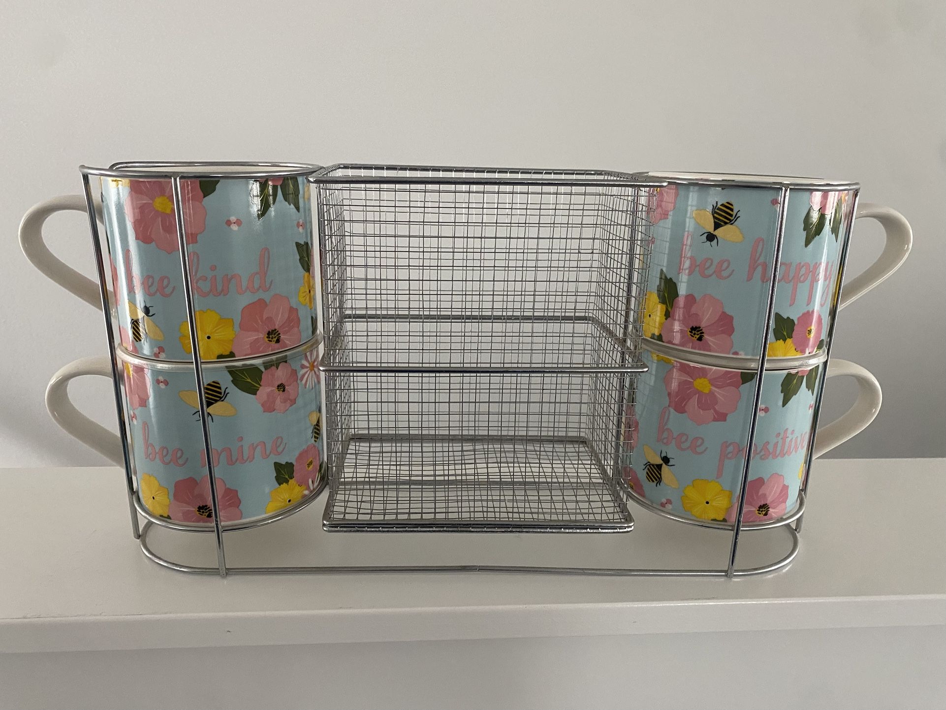 🌸 Brand New 4-Piece Bee Mug Set with Metal Stand – Cute Floral Design! 🐝 $20 OBO.