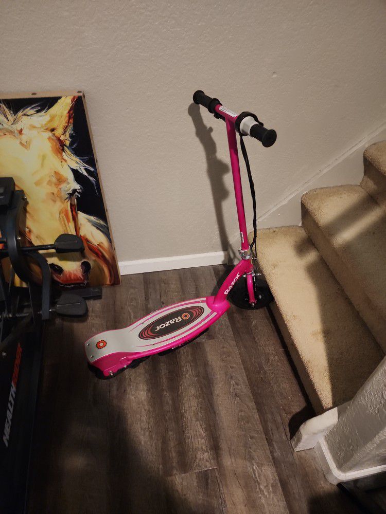 Pink razor scooter electric, used twice.