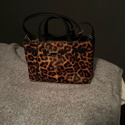 MICHAEL KORS OUTLET Carson Small Leopard Print Calf Hair Satchel  Good 👍🏻