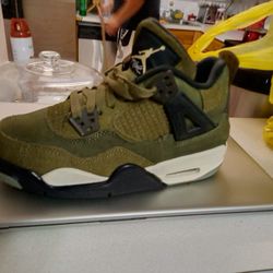  Jordans 4s.  BUNDLE  DEAL Youth Size 4. LIKE NEW  3 Pairs. 