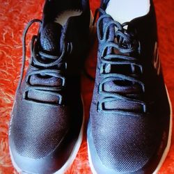 Tenis De hombre  Skechers size 9 nuevos con fierro enfrente