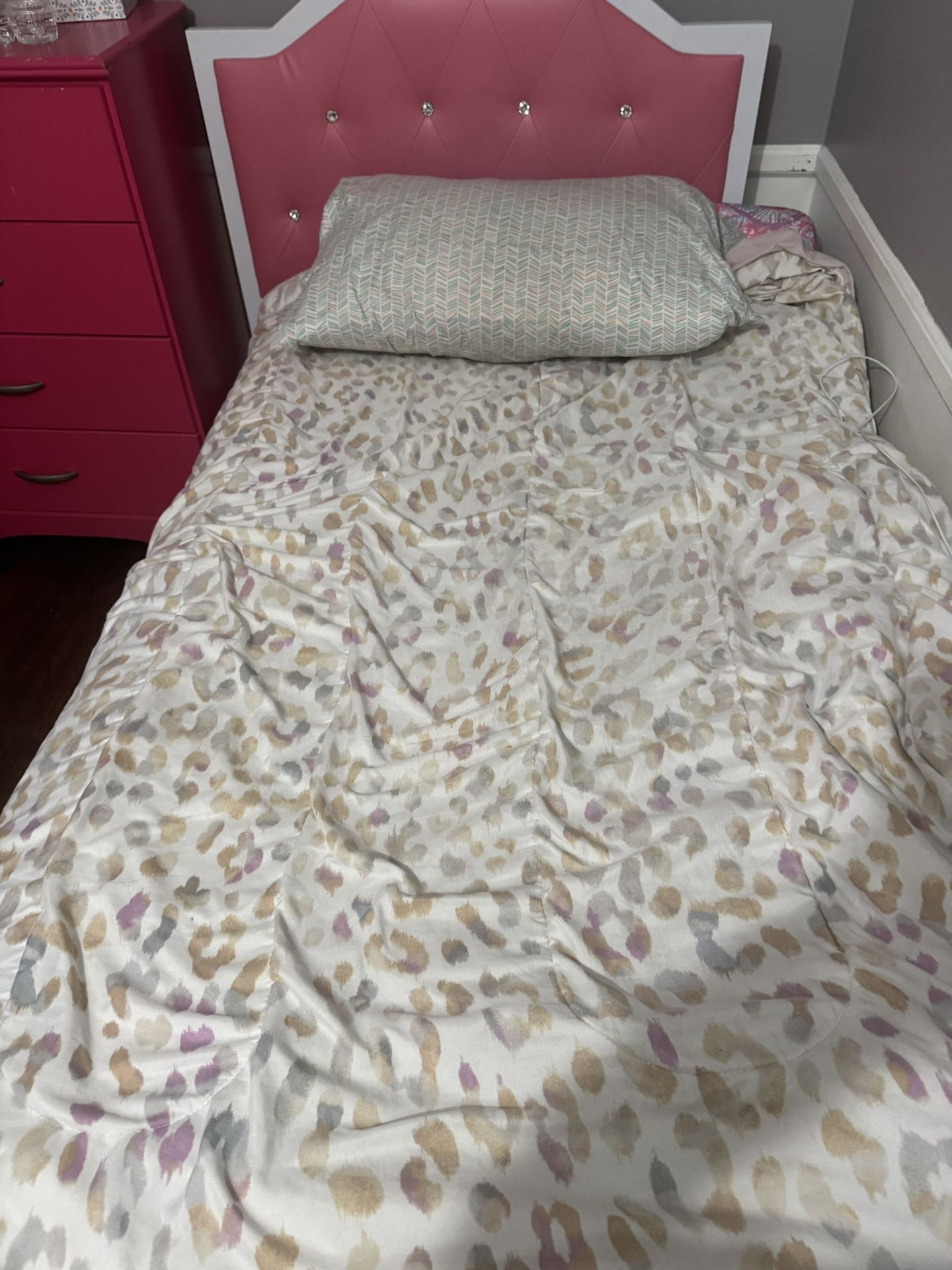 💖 Pink Bedroom Set – $300 OBO (Two Beds, Dresser, and Chest)