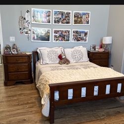 Bedroom Set / Full Size Bed / 2 Nightstands And A Vanity Mirror 
