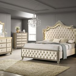 Beautiful Queen Size 4 PC Bedroom Set 