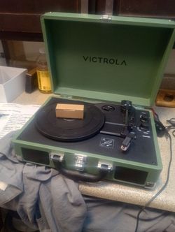 Victrola Suitcase Record Player – Green