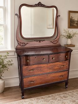 Antique dresser with removable mirror in excellent condition