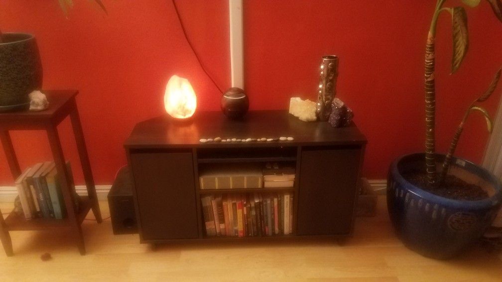 TV stand MUST SELL BY Saturday