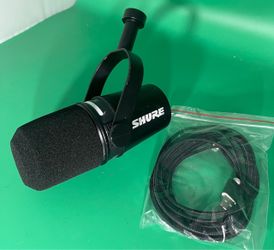 SHURE MV7+ podcasting, Recording, Live Streaming microphone USB-C/XLR dynamic Mic, voice isolating