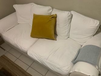 2 sofás de 3 puestos blancos con cojines rellenos de pluma