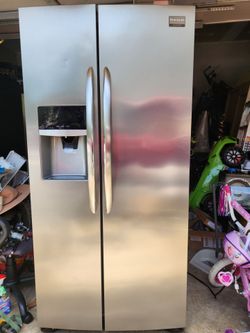 Refrigerador Stainless Steel  side by side  frigidaire  in good condition works perfectly