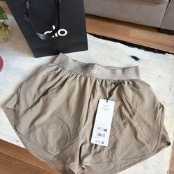 ALO Yoga ligh cocoa match point shorts