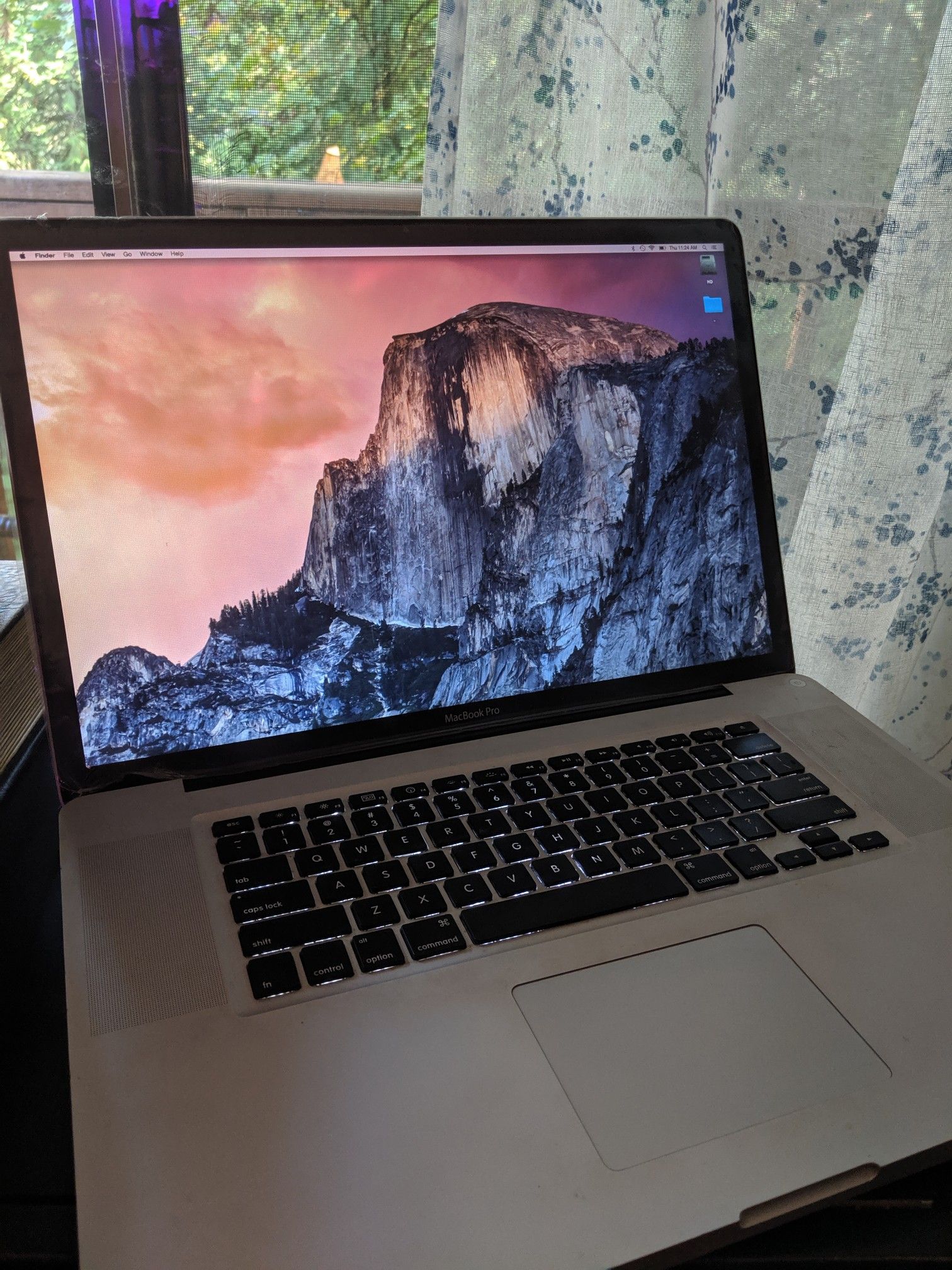 Macbook Pro 17" $500 includes wireless mouse & travel bag