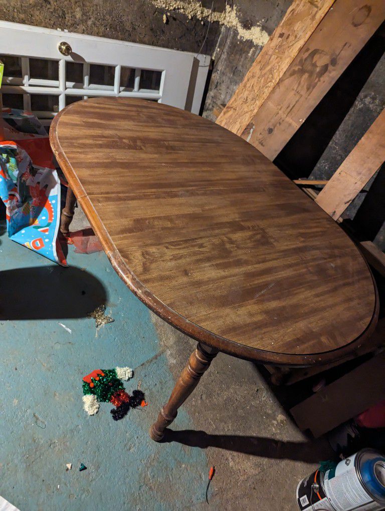 Dining Room Table. Round Or Oval With Two Leafs. 