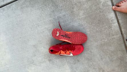Soccer shoes