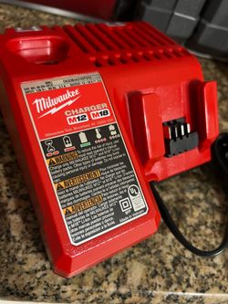 Cargador Milwaukee M12 & M18 Multi-Voltage Charger