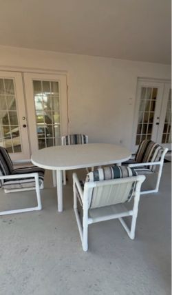 Patio Dining Set – Excellent Used Condition