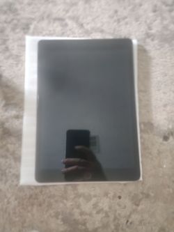 Ipad 9th gen with new charger excellent refurbished condition