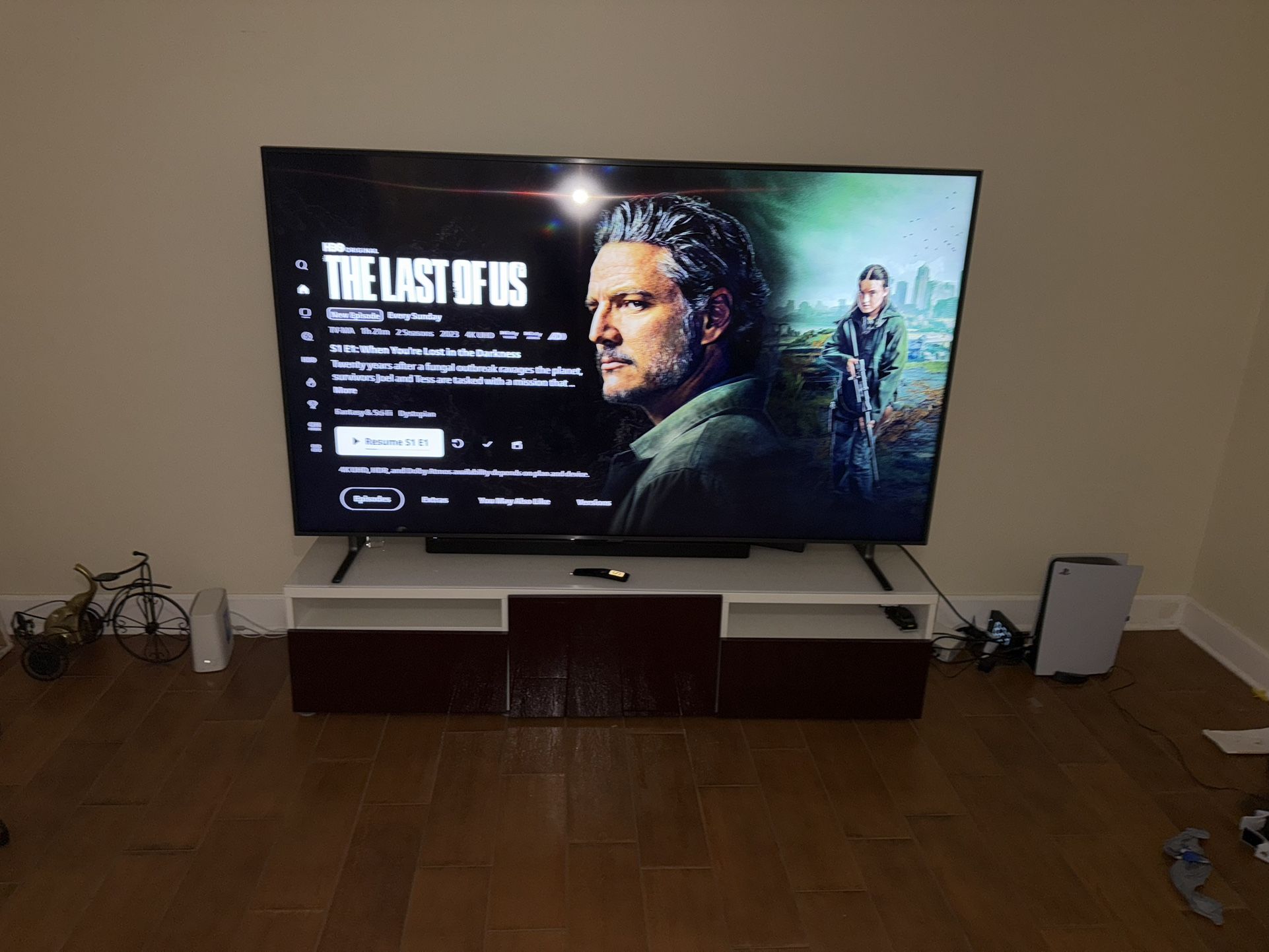 Samsung 82” Smart Tv and TV Stand