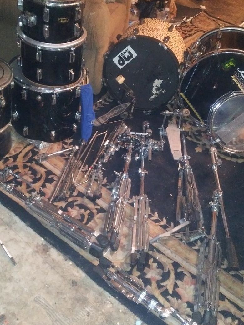 COMPLETE PEARL DRUM SET HAVE EXTRA PARTS