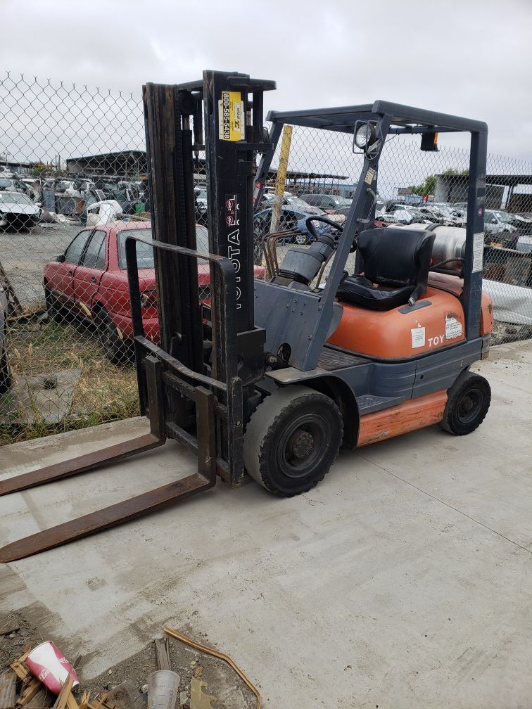 TOYOTA FORKLIFT 4000 LBS. LOW HOURS